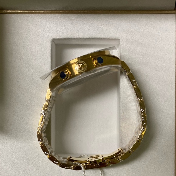 Versace - Picture 5 of 14